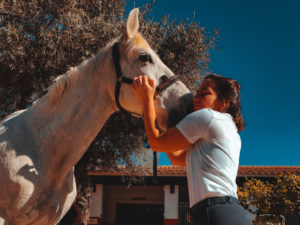 Julia, protagonista de mi caballo y yo, abrazando a zalaque