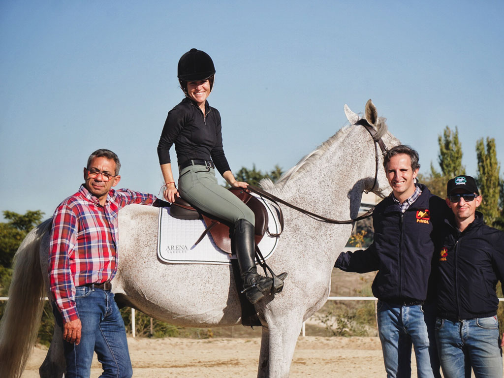 José García Egido, Jose Manuel y Alberto del Campo y Silvia Arias montando a Parce y posando para la foto con su montura Arena Saddles