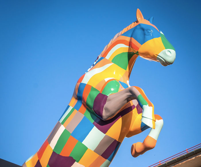 caballo blanco, estatua emblematica de la sede de la FEI en laussane, ha cobrado color gracias al artista francés