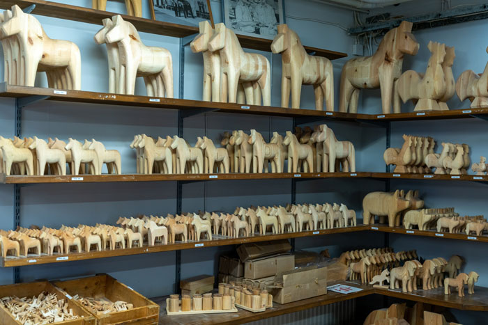 caballos y otras figuras de madera en un taller en baldas