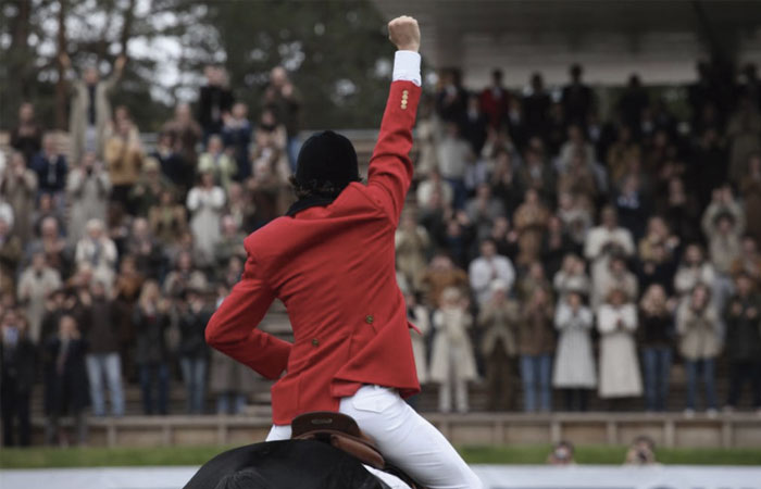 Imagen de Pierre Duran sobre Jappeloup de espaldas alzando el puño en signo de victoria 