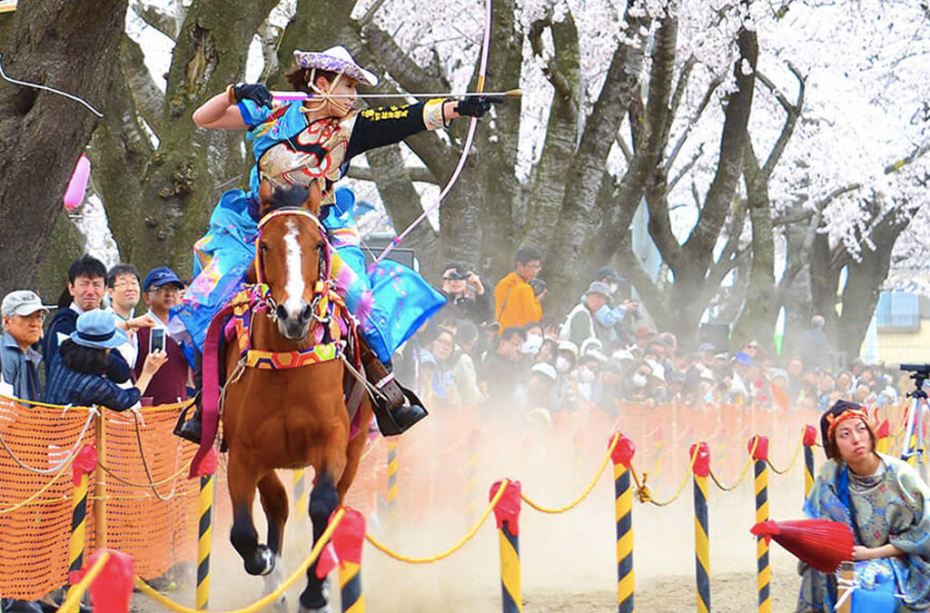 Sakura Yabusame, arquería a caballo bajo los cerezos