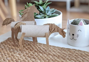 caballos de carton hechos por kasia para el paper horse challenge