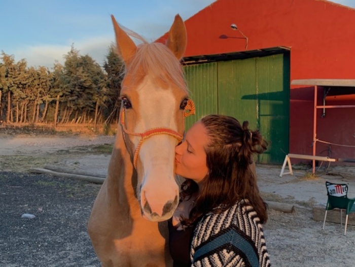 sandra dando un beso a Orión, caballo protagonista de la historia de mi caballo y yo de hoy