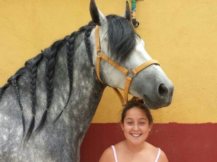 andrea, protagonista de mi caballo y yo, posando con su caballo Lucero