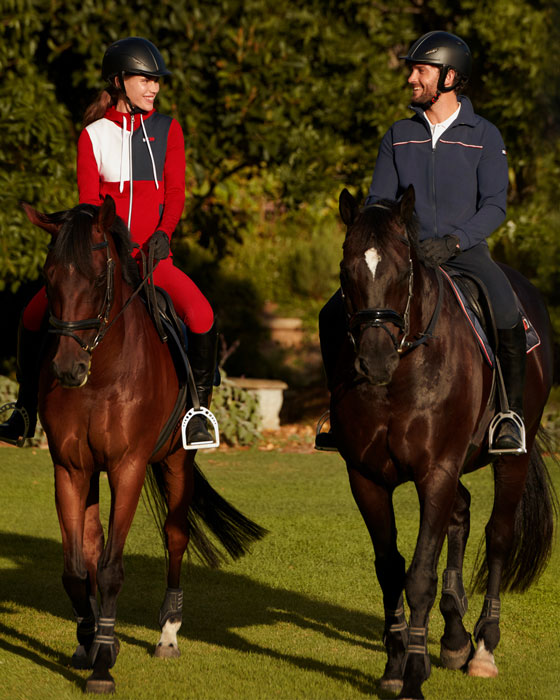 modelos montando a caballo en un pasto con ropa tenica de equitación de tommy equestrian