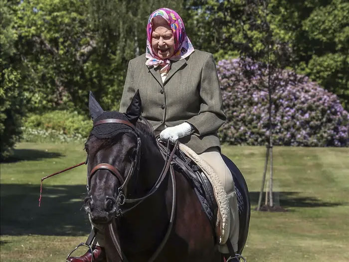 Reina Isabel segunda de Reino Unido montando un poni negro de raza fell a los 94 años en el parque windsor