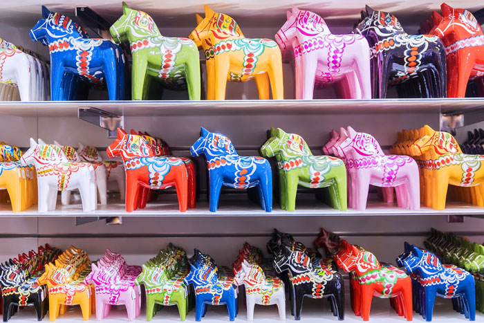 caballos de dalecarlia de distintos colores expuestos en una tienda