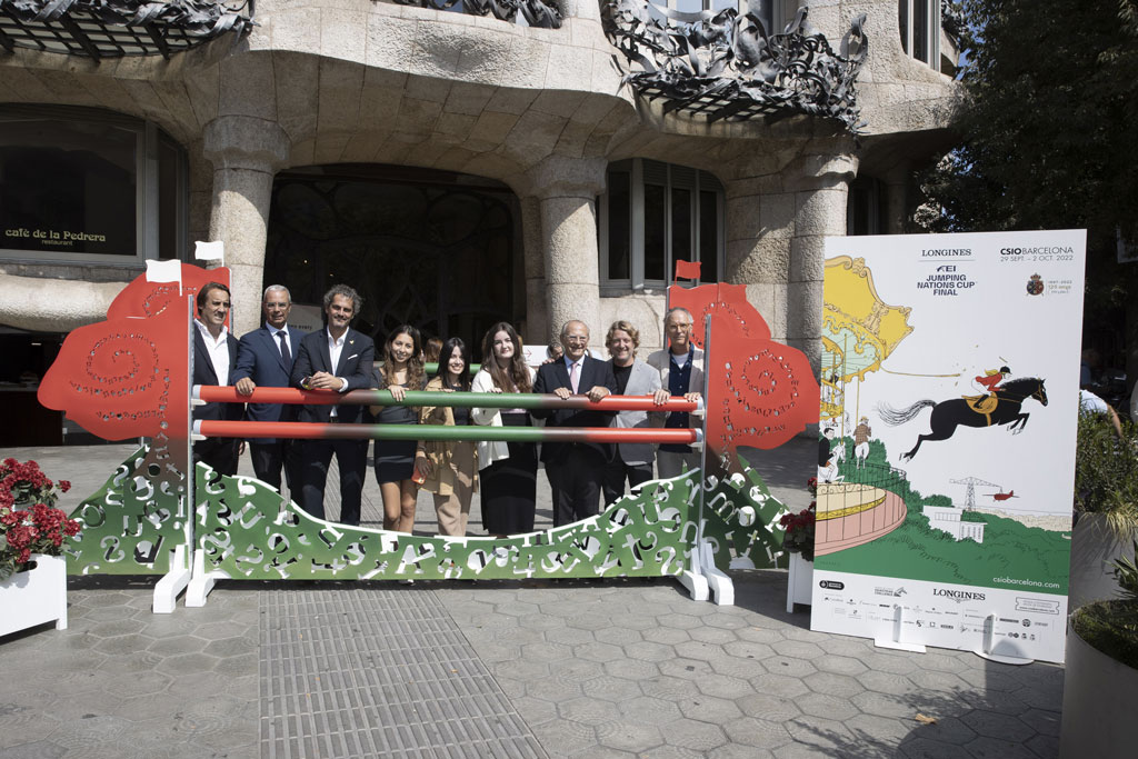 ganadoras del certamen "un salto para la ciudad" junto al comité organizador del CSIO Barcelona en la presentación del obstáculo "La Rosa y el Libro"